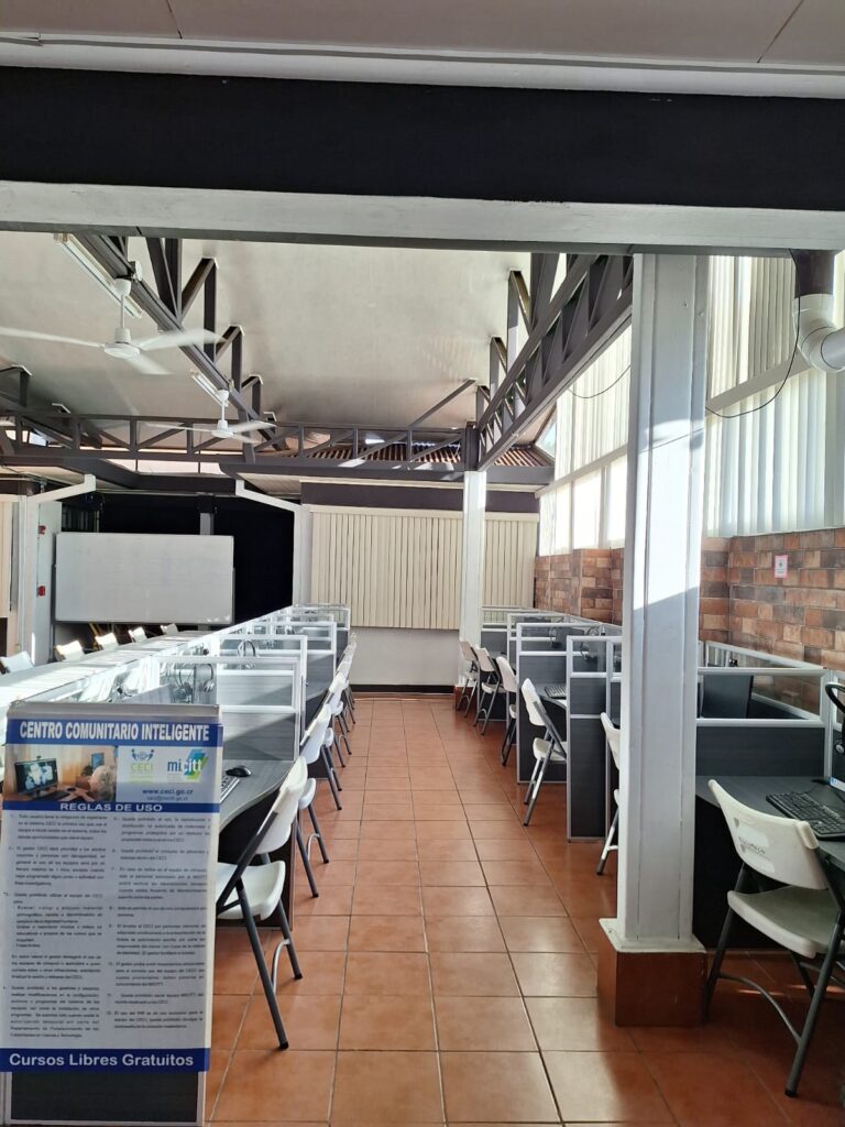 Laboratorio de cómputo de la Biblioteca Municipal