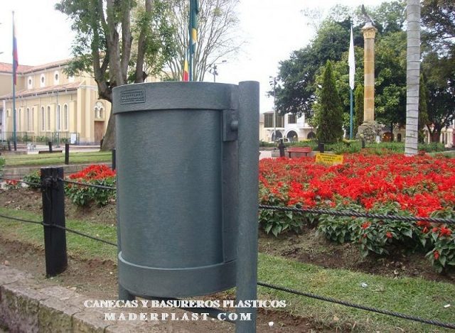 2018CD-000437; Basureros Metálicos Parques